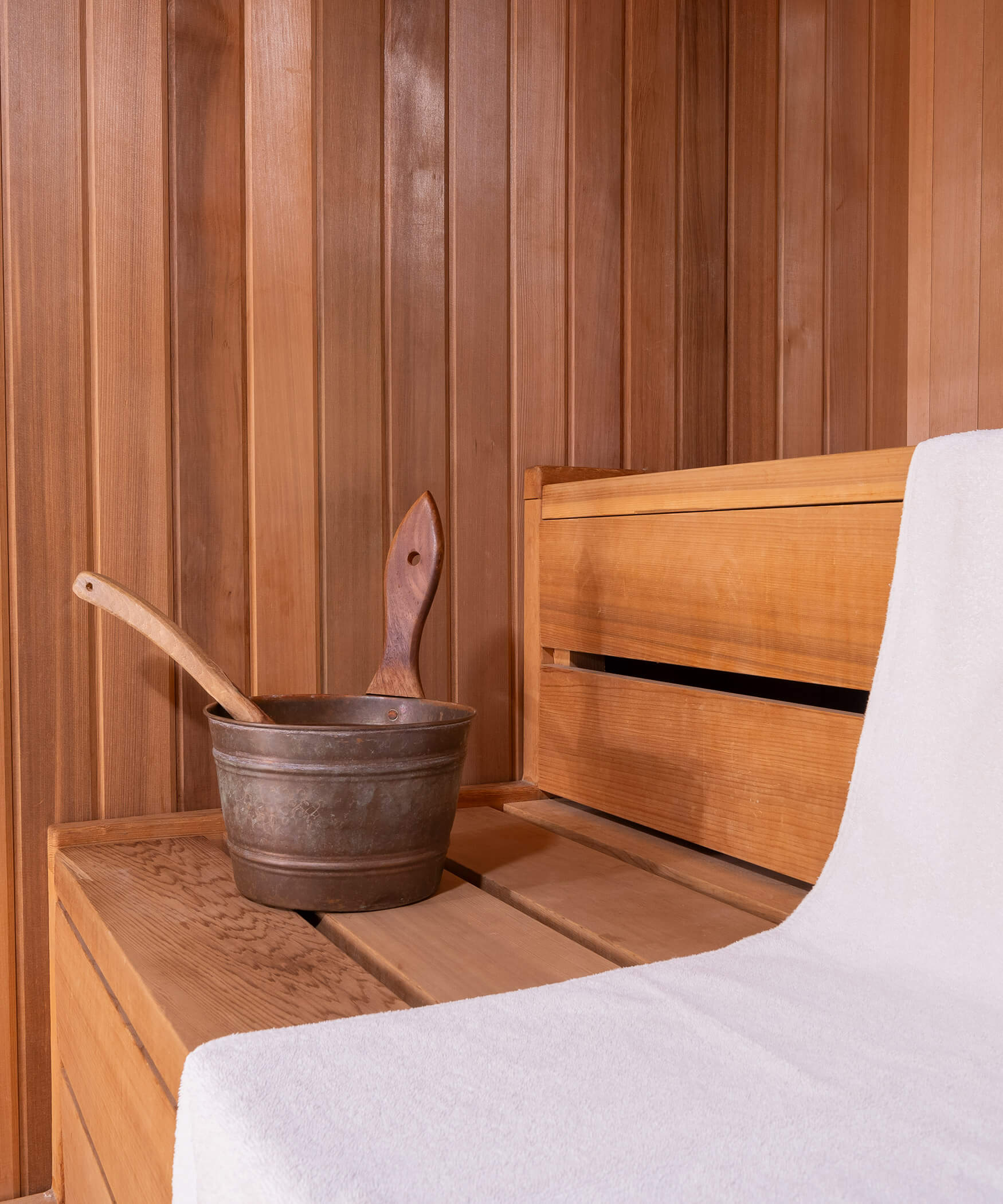 Infusion bucket and ladle in the sauna