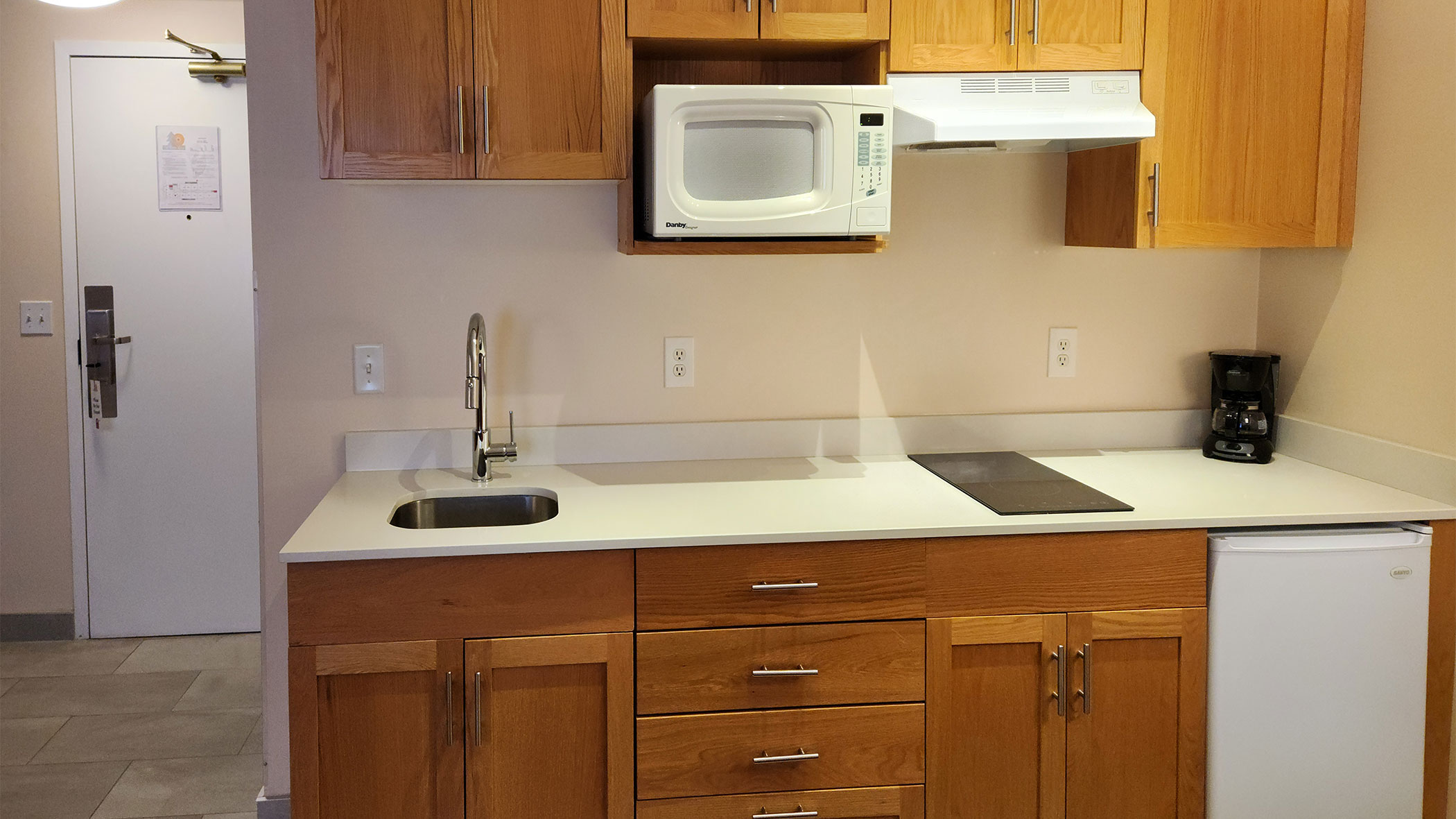 Kitchenette in the Comfort Studio with 2 Queen Size Beds