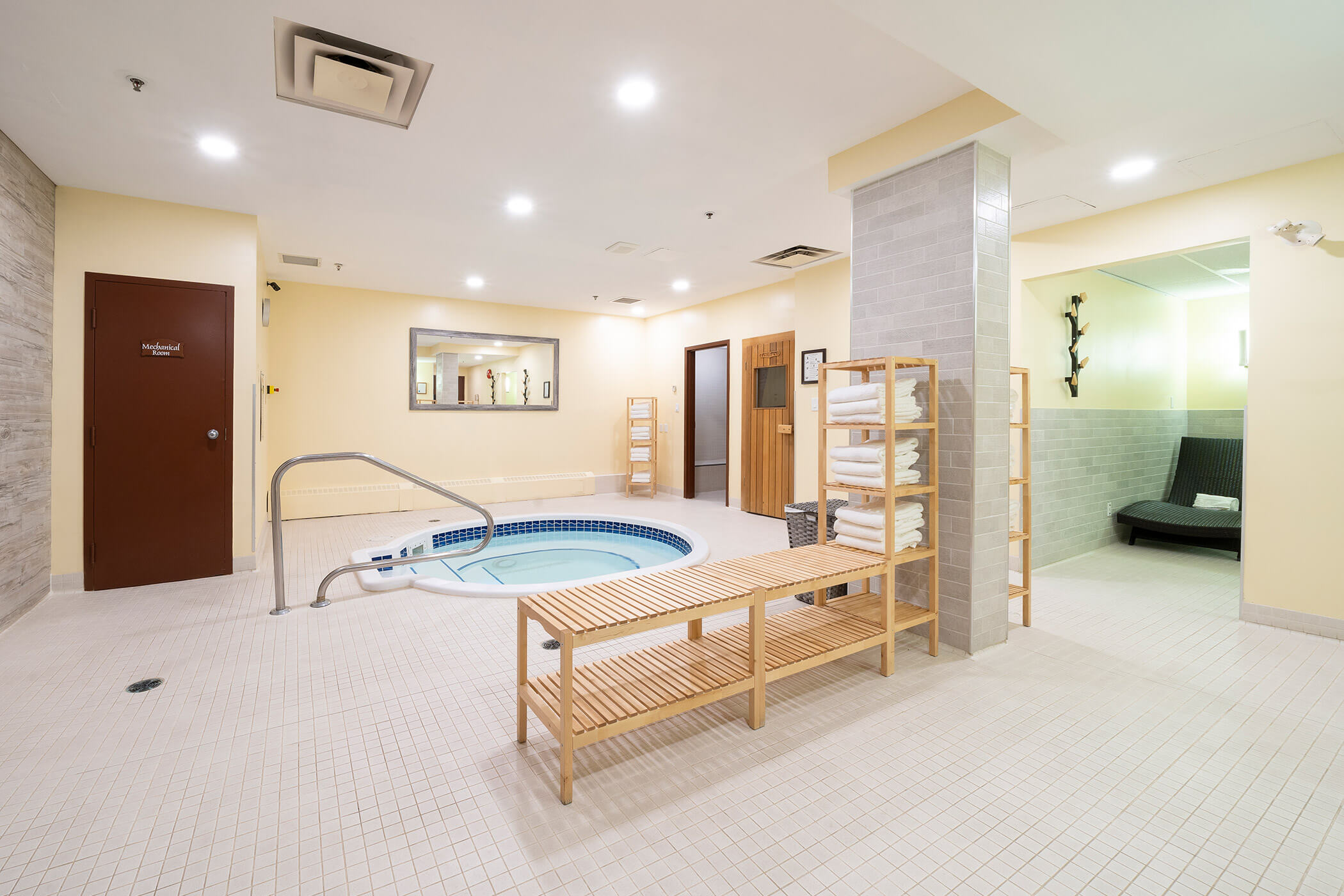 Wellness area with hot tub