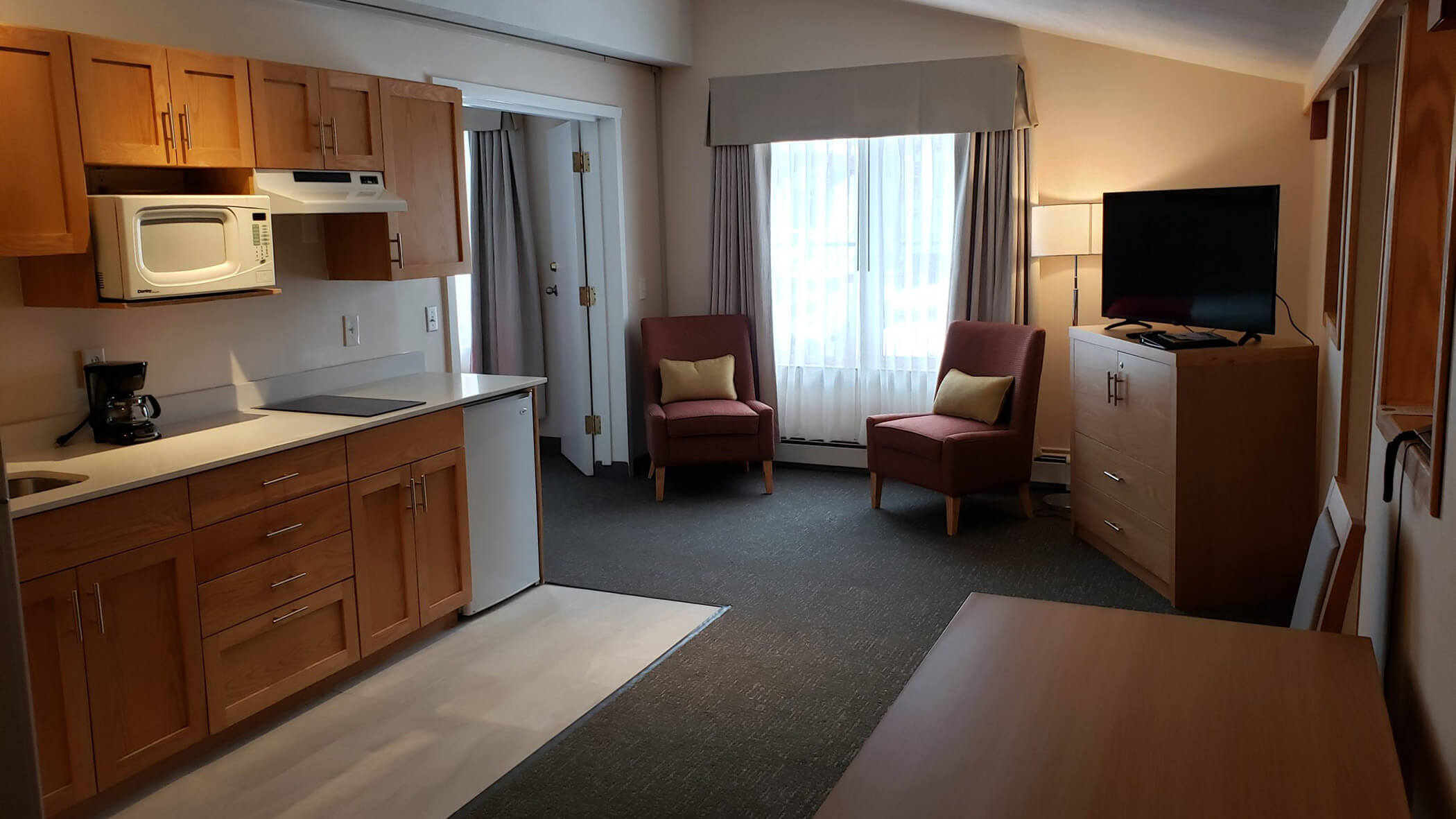 Living and dining area 1 Bedroom Family Suite