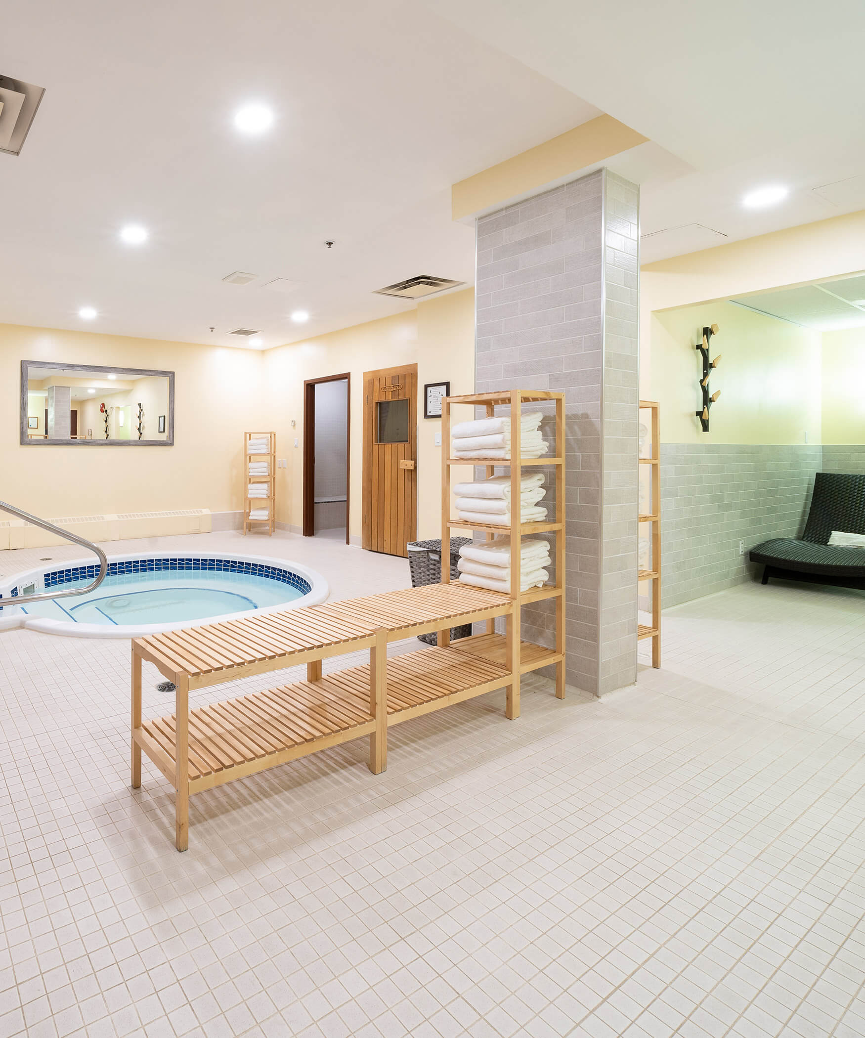 Wellness area with hot tub